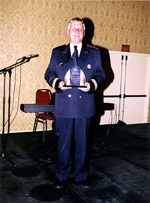 M. Yves Charrette, directeur adjoint de la Police de la Ville de Montréal, reçoit le prix des artisans du non-racisme 2005, au nom de son corps de métier