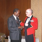 Georges Konan, président du Gala Noir et Blanc au-delà du racisme, reçoit en cadeau une médaille offerte par le Lieutenant-général Caron, Chef d’état-major de l’Armée de terre, champion des minorités visibles