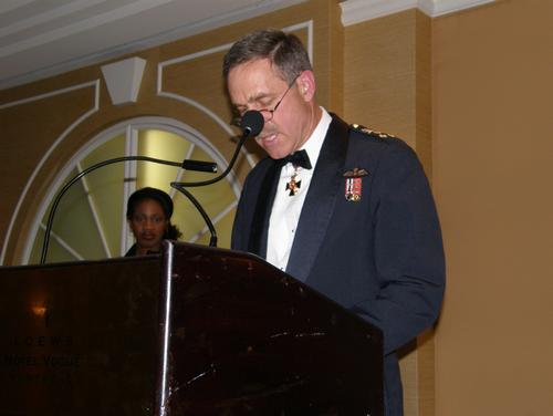 Lieutenant-général M.J. Dumais, Commandant de Commandement Canada et Champion de la Défense nationale pour les minorités visibles, récipiendaire du Prix des Artisans du non-racisme 2007