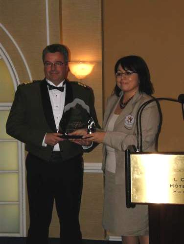 L’inspecteur Tremblay, au nom du District de la Mauricie-Centre-du-Québec (Sûreté du Québec), reçoit le Prix des Artisans du non-racisme des mains de Mme Eva Ottawa, Grand Chef/Présidente du Conseil de la Nation Atikamekw.