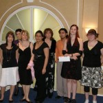 Le groupe d’étudiants du cégep du Vieux-Montréal, lauréats de la bourse « Harmonie », en compagnie de Jacqueline Pecqueur, recherchiste à Gala Noir et Blanc Au-delà du Racisme