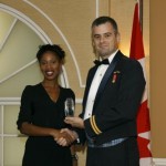 Capitaine Sylvain Coulombe, CD, des Forces canadiennes recevant le Prix des artisans du non-racisme des mains de Mme Yolande James, ministre de l’Immigration et des Communautés culturelles