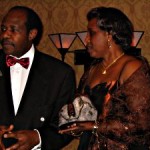 Paul Rusesabagina, récipiendaire du Prix international de l'artisan du non-racisme 2005, et son épouse, Tatiana