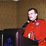 M. Pierre-Yves Bourduas, commissaire adjoint, commandant de la Division C, reçoit le prix des artisans du non-racisme, au nom de la GRC