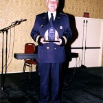 M. Yves Charrette, directeur adjoint de la Police de la Ville de Montréal, reçoit le prix des artisans du non-racisme 2005, au nom de son corps de métier