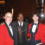 Georges Konan, président du Gala Noir et Blanc au-delà du racisme. À ses côtés, Mme Line Carbonneau, commissaire adjointe, commandante de la Division C et le lieutenant-général Caron, Chef d’état-major de l’Armée de terre, Champion des minorités visibles