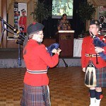 Les cornemuseurs de la GRC. Au pupitre, Johanne, maître de cérémonie. Salle décorée par le Caporal-chef Russell A. Farrell, CD, sergent-recruteur et de la diversité