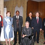 De gauche à droite : Donald Gauthier, Chargé de mission, GRC; Mme Mary B. Marshall, consule générale des Etats-Unis; Georges Konan, président du Gala Noir et Blanc au-delà du racisme; Mme et M. Raymond Bachand, ministre du Développement économique, de l’Innovation et de l’Exportation; M. Ulrick Chérubin, maire de la ville d’Amos; et Son Excellence, L’Honorable Lise Thibault, Lieutenant-gouverneur du Québec