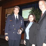 Mme Patricia Rimok, présidente du Conseil des Relations interculturelles, remet le prix des artisans du non-racisme au Commandant André Besner, du service de police de la ville de Montréal. À droite, M. Yvan Delorme, directeur de la SPVM