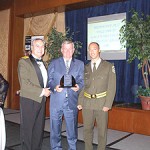 Pierre Bourque, Chef de l’Opposition officielle l’Hôtel de Ville, remet le prix des artisans du non-racisme au corps de la Sûreté du Québec, représenté par M. Normand Proulx, directeur général (à droite sur l’écran)