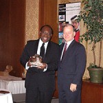M. le maire Ulrick Chérubin reçoit le prix des artisans du non-racisme dédié aux habitants d’Amos