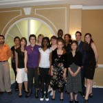 Mme Yolande James, ministre de l’Immigration et des Communautés culturelles, entourée des boursiers 2007