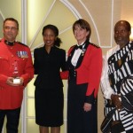 De gauche à droite, Caporal Sylvain L’Heureux, de la GRC, Division C, récipiendaire du prix des Artisans du non-racisme; Yolande James, ministre de l’Immigration et des Communautés culturelles; Line Carbonneau, commissaire adjointe, commandante de la GRC, Division C et Georges Konan, président de Gala Noir et Blanc Au-delà du Racisme