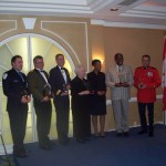 De gauche à droite, Michel Lapierre (SPVM), agent au module Soutien Technique; Inspecteur Tremblay (SQ), représentant le District de la Mauricie-Centre-du-Québec; Lieutenant-général M.J. Dumais, Commandant de Commandement Canada et Champion de la Défense nationale pour les minorités visibles; Sœur Andrée Ménard, fondatrice de l’organisme PROMIS; Yolande James, ministre de l’Immigration et des Communautés culturelles; Keder Hyppolite, directeur général de SANQI; Caporal Sylvain L’Heureux (GRC, Division C)