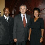 M. Ghislain Picard, Chef régional de l’Assemblée des Premières Nations, Québec/Labrador, entouré, à gauche, de M. Georges Konan, président de Gala Noir et Blanc; à droite, de Mme Yolande James, Ministre de l’Immigration et des Communautés culturelles