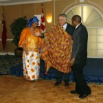 M. Ghislain Picard, Chef régional de l’Assemblée des Premières Nations, Québec/Labrador, en tenue traditionnelle, entouré de Georges Konan, président de Gala Noir et Blanc à droite et de Johanne Konan, maître de cérémonie