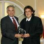 M. Ghislain Picard, Chef régional de l’Assemblée des Premières Nations, Québec/Labrador, remet le Prix Rosa Parks & Virginia Durr à M. Stephen Reichhold, directeur général de la TCRI (à droite)