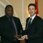 Moussa Guene, président de l’Association des Sénégalais du Canada, remet le Prix des Artisans du non-racisme à Francis Morrissette, agent de quartier senior (SPVM)