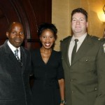 Mme Yolande James, ministre de l’Immigration et des Communautés culturelles, entourée de M. Georges Konan, président de Gala Noir et Blanc, à gauche et du Sergent Michel Boutin, de la Sûreté du Québec, à droite