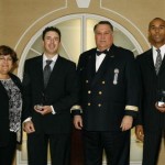 De gauche à droite : Mme Mary Deros, conseillère de la ville du District de Parc-Extension; M. Francis Morrissettre, agent de quartier senior (SPVM); M. Carol Maltais, assistant directeur, Chef de service à la communauté région Est (SPVM); Khobee Gibson, agent sociocommunautaire (SPVM)