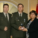 Remise du Prix des artisans du non-racisme 2008 au Sergent Louis Bremer, de la Sûreté du Québec, par Mme Mary Deros, conseillère associée aux communautés culturelles, au développement social et communautaire, conseillère de la ville du District de Parc-Extension; à gauche, Sergent Michel Boutin, liaison autochtone, de la Sureté du Québec