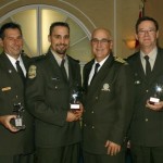 Donald Pouliot, Inspecteur-chef, adjoint au DGA de la SQ, encadré des trois lauréats de la SQ; de gauche à droite : Capitaine Gaetan Lamoureux (pour le District Saguenay-Lac St-Jean), Agent Stéphane Joanisse et Sergent Louis Bremer